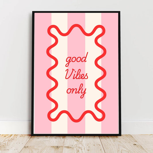 Poster „Good Vibes Only“: Hochwertiger Kunstdruck auf mattem Premiumpapier. Retro-Typografie in Rosa & Rot – stilvoll, motivierend & perfekt für positive Räume.