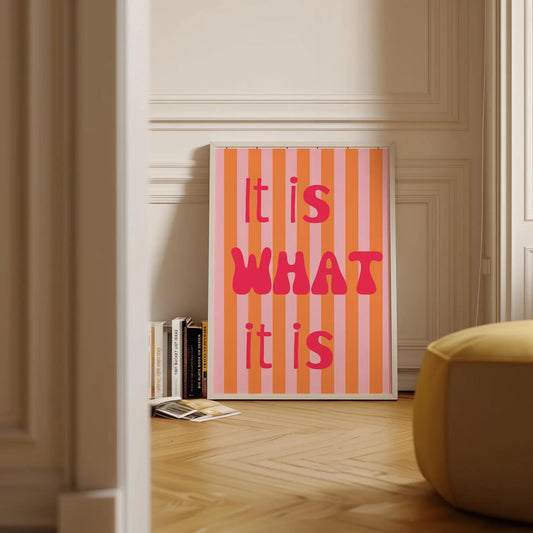 Poster „It Is What It Is“ – Retro Vibes & moderne Gelassenheit