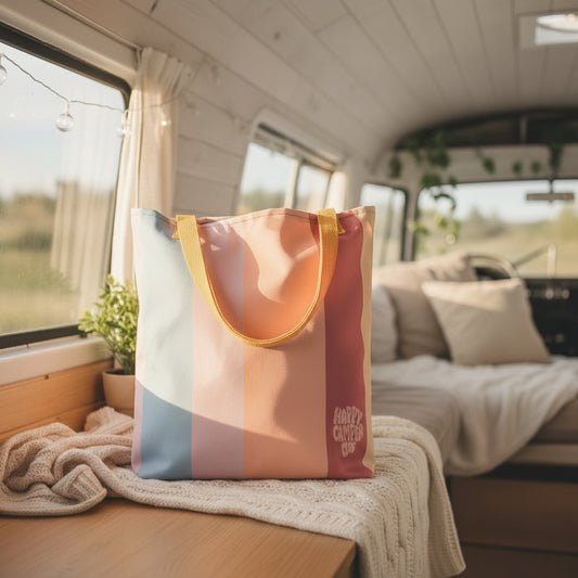 Tasche „Happy Camper Club“ – Bunter große Stoffbeutel im Wolkenschoenshop Streifendesign