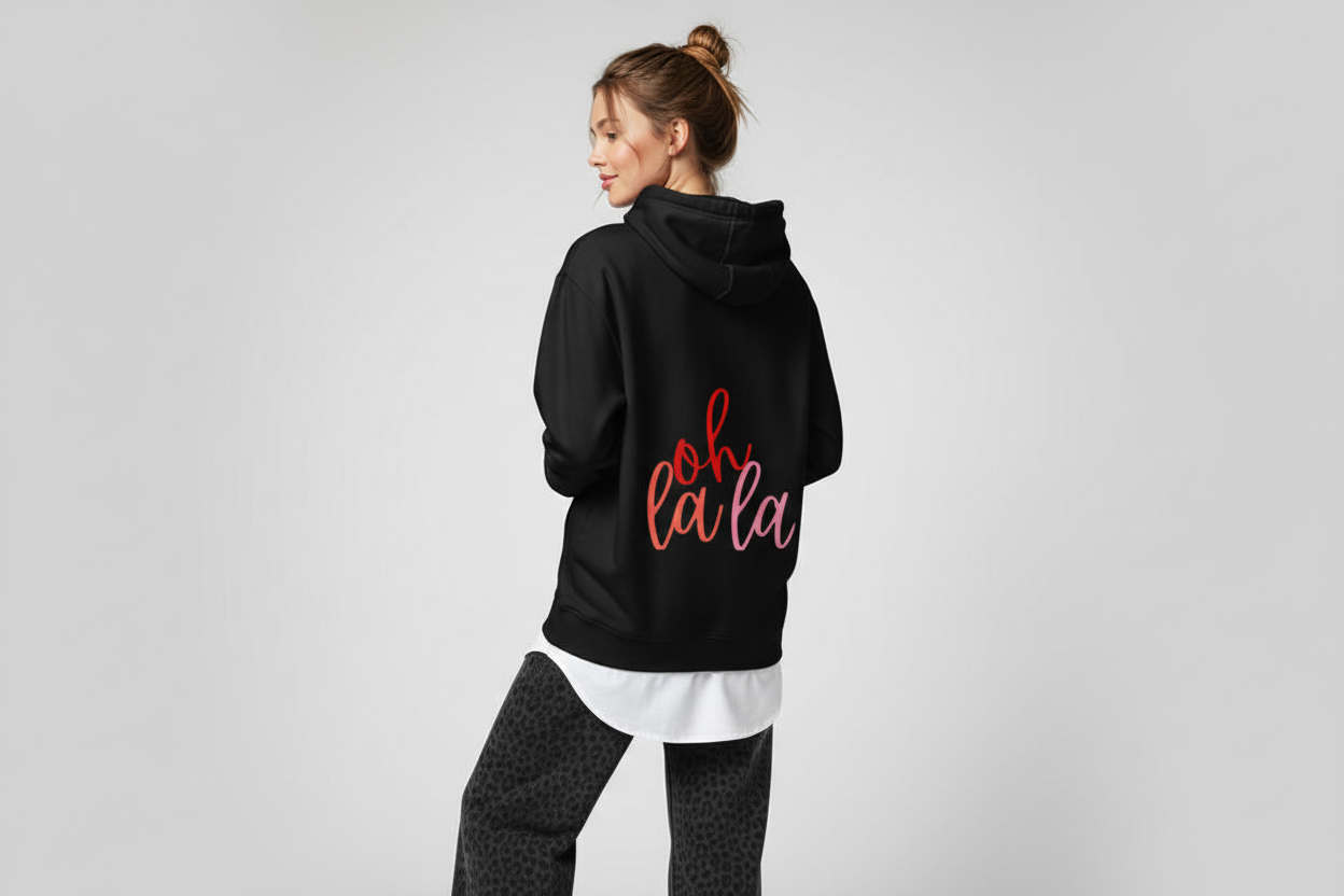 Premium Oh La La Hoodie – Black Edition: Stylischer schwarzer Hoodie mit Rückendruck in Rot & Rosa