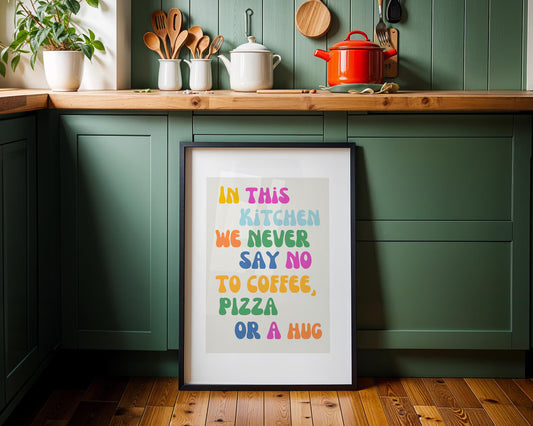 Küchenposter – In This Kitchen We Never Say No To Coffee, Pizza Or A Hug
