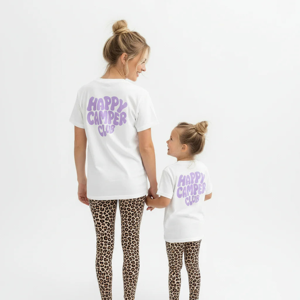 Unisex-Bio-Baumwoll Happy Camper Club T-Shirt | Lila Aufdruck