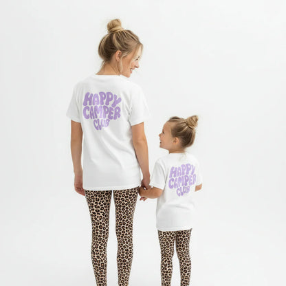 Unisex-Bio-Baumwoll Happy Camper Club T-Shirt | Lila Aufdruck beidseits
