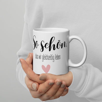 Tasse „So schön, dass wir gleichzeitig leben“ – Liebevolle Geschenkidee aus Keramik