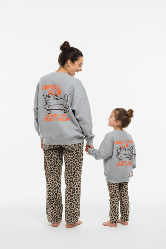Kinder-Sweatshirt „Babyccino Club – Before the Chaos Unfolds“